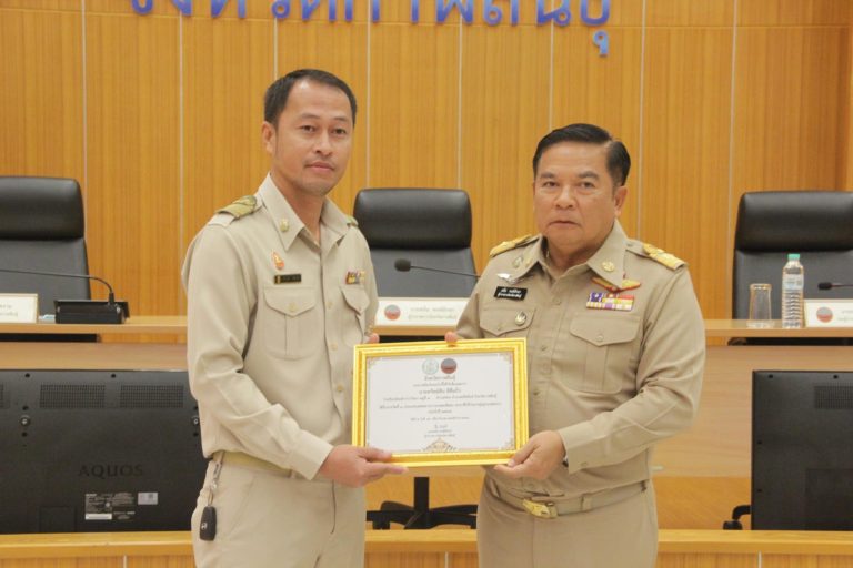 เกษตรจังหวัดกาฬสินธุ์นำเกษตรกรที่ชนะเลิศการประกวดฯ ระดับจังหวัด ประจำปี 2567 เข้ารับมอบโล่รางวัลและใบประกาศเกียรติคุณ จากผู้ว่าราชการจังหวัดกาฬสินธุ์ จำนวน 8 สาขา